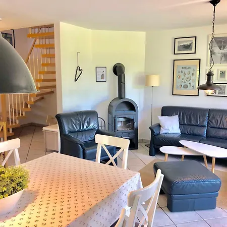 Holiday home Komfortables Reetdachferienhaus Hasel 1 *