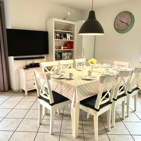 Komfortables Reetdachferienhaus Hasel 1 Holiday home *
