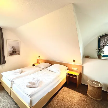 Komfortables Reetdachferienhaus Hasel 1