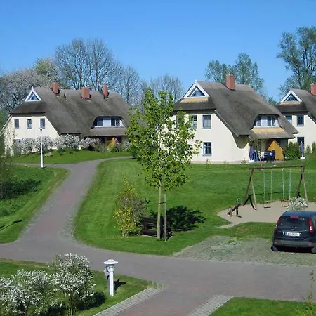 Komfortables Reetdachferienhaus Hasel 1