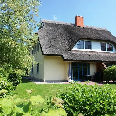 Holiday home Komfortables Reetdachferienhaus Hasel 1 Puddemin