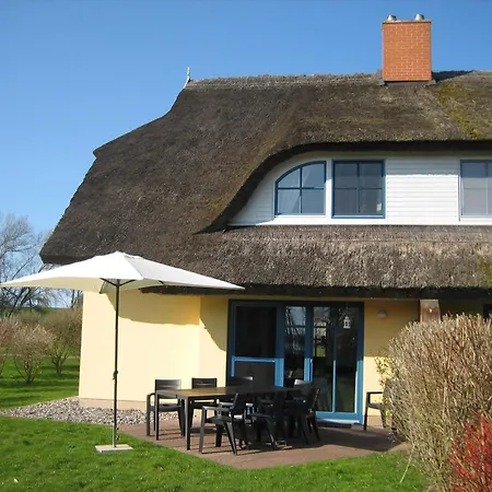 Komfortables Reetdachferienhaus Hasel 1 *