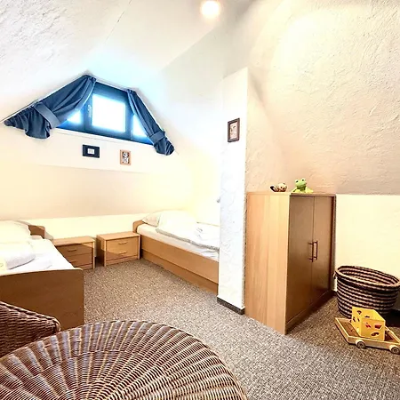 Komfortables Reetdachferienhaus Hasel 1