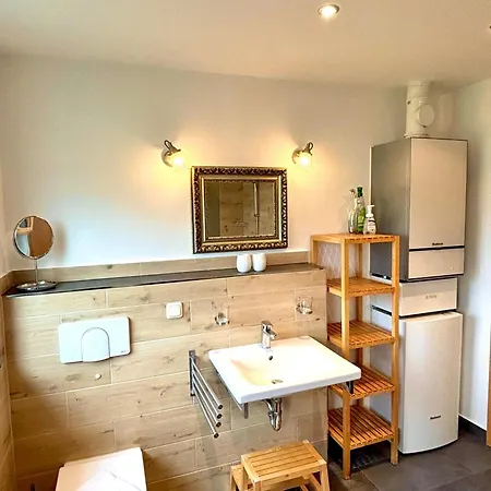 Komfortables Reetdachferienhaus Hasel 1 בית נופש *