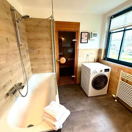 בית נופש Komfortables Reetdachferienhaus Hasel 1 Puddemin