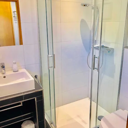 Komfortables Reetdachferienhaus Hasel 1 *