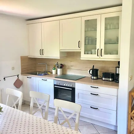 Komfortables Reetdachferienhaus Hasel 1 Puddemin