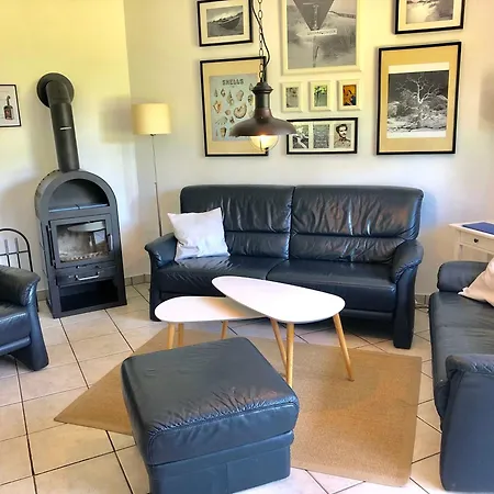 Komfortables Reetdachferienhaus Hasel 1 בית נופש