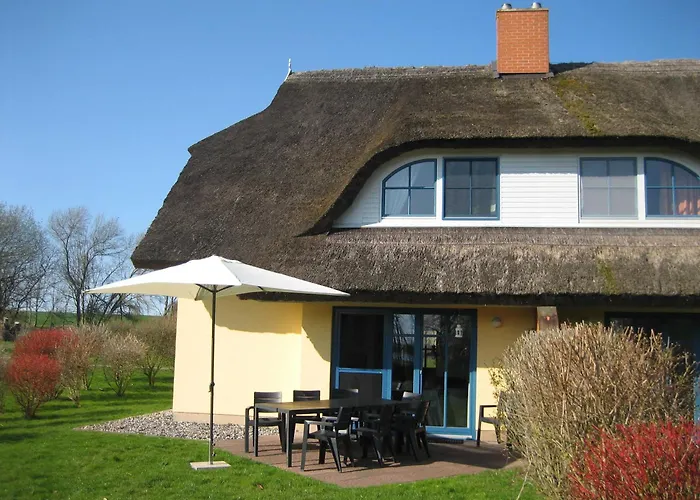 Komfortables Reetdachferienhaus Hasel 1 *